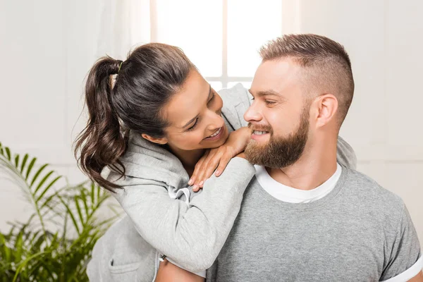 Mujer apoyada en el hombre - foto de stock