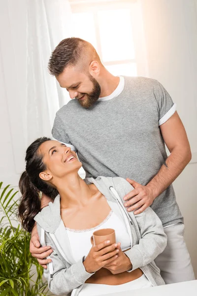 Hombre abrazando mujer - foto de stock