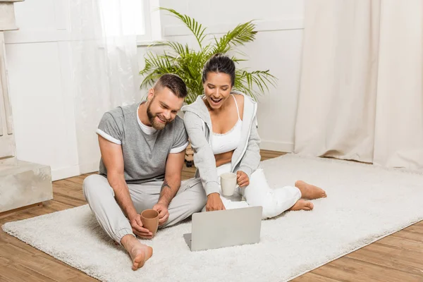 Pareja usando portátil - foto de stock