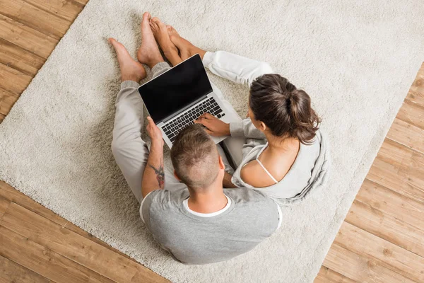 Couple using laptop — Stock Photo