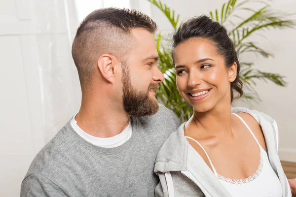 Jeunes chéris souriants — Photo de stock