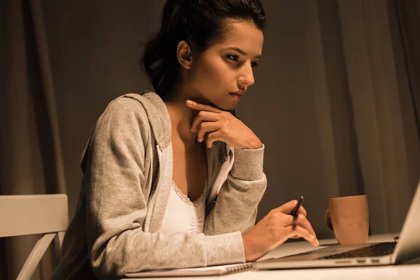 Femme coûteuse travaillant sur ordinateur portable à la maison — Photo de stock