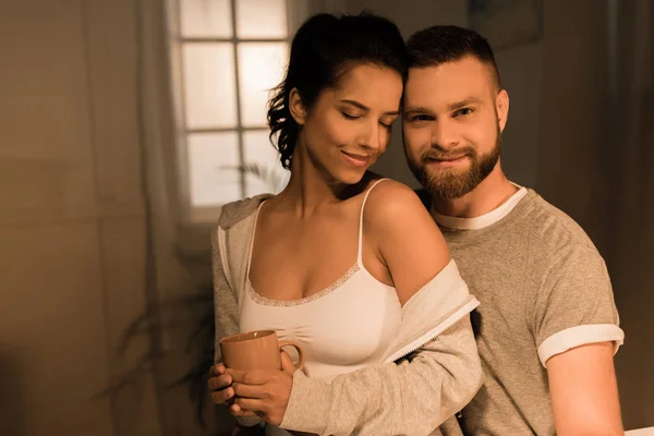 Jovem casal sensual sentado juntos — Fotografia de Stock