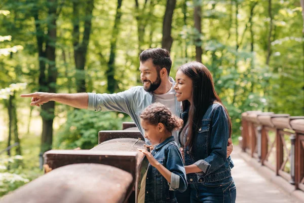 Interracial famille passer du temps ensemble — Photo de stock