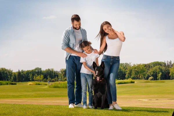 Famille heureuse avec chien — Photo de stock