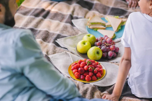 Vater und Tochter beim Picknick — Stockfoto