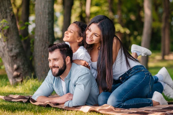 Familie verbringt Zeit miteinander — Stockfoto