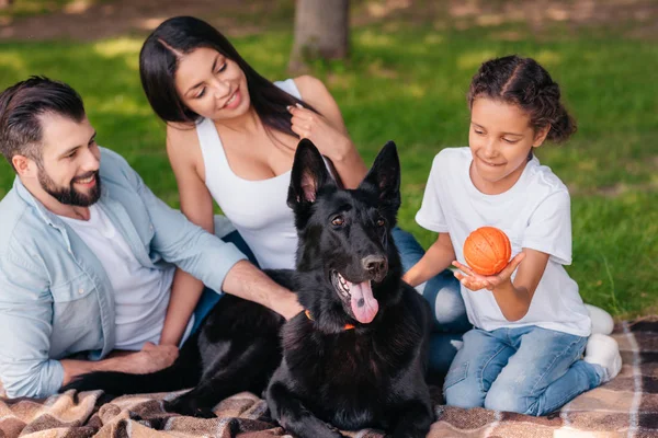 Famiglia trascorrere del tempo insieme — Foto stock