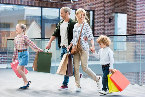 Familia caminando en el centro comercial - foto de stock