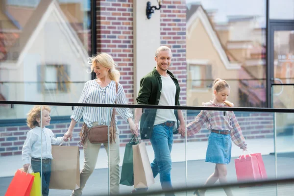 Famiglia passeggiando nel centro commerciale — Foto stock