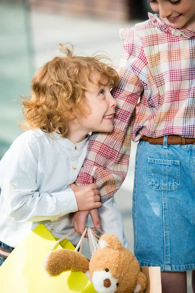 Enfants avec sacs à provisions — Photo de stock