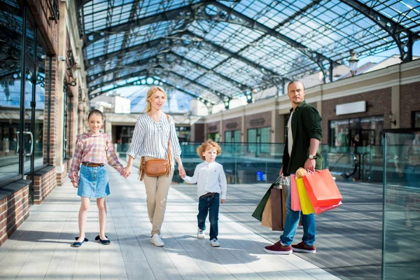 Familie spaziert in Einkaufszentrum — Stockfoto