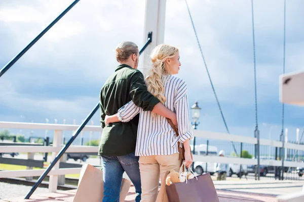 Pareja con bolsas de compras en la calle - foto de stock