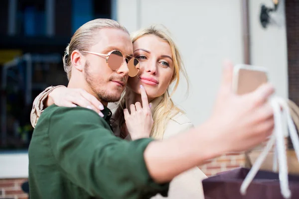 Couple prenant selfie sur smartphone — Photo de stock