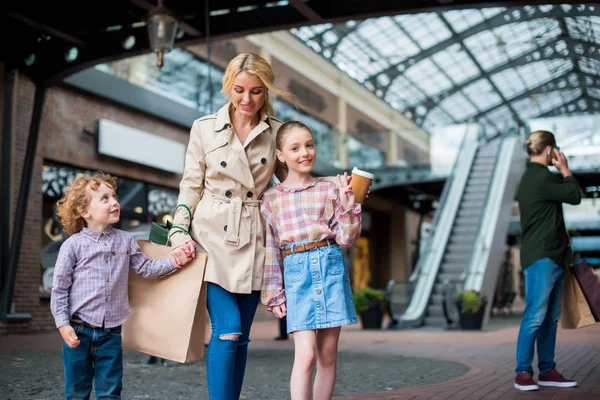 Familie beim Spaziergang im Einkaufszentrum — Stockfoto