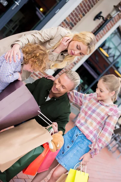 Famille regardant dans les sacs à provisions — Photo de stock