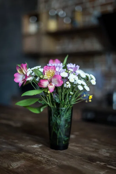Buquê de flores em vaso — Fotografia de Stock