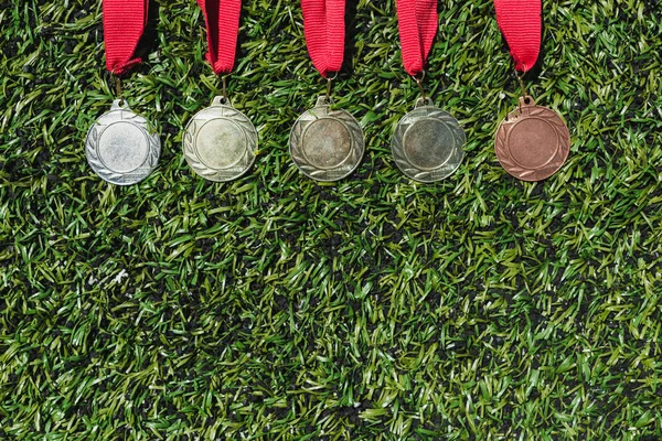 Várias medalhas na grama — Fotografia de Stock