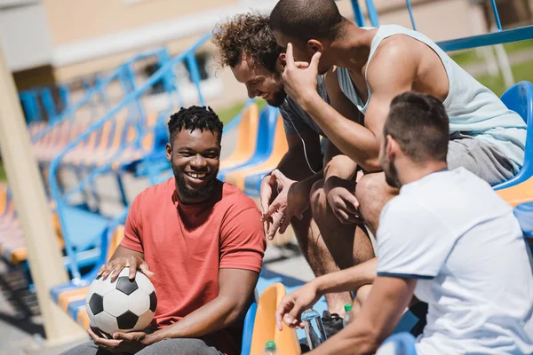 Hombres multiétnicos en el estadio - foto de stock