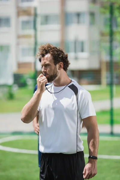 Arbitro di calcio con fischietto — Foto stock