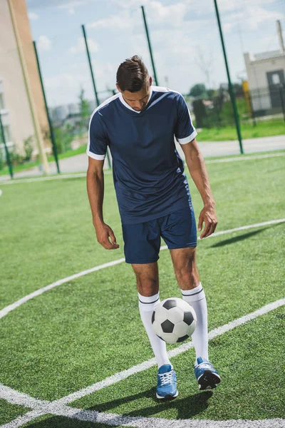 Giocatore di calcio con palla — Foto stock