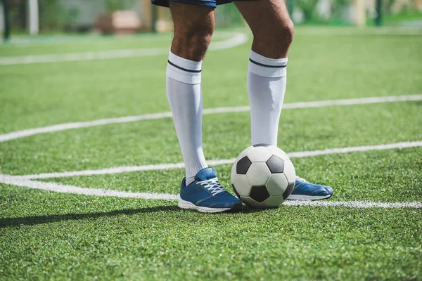 Fußballer mit Ball — Stockfoto