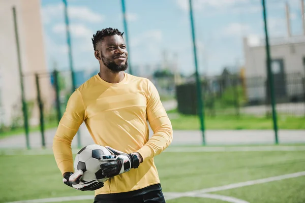 Africano americano goleiro com bola — Fotografia de Stock