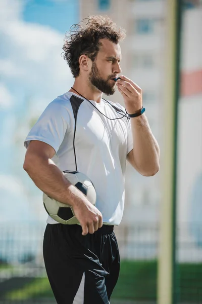 Arbitro di calcio con fischietto — Foto stock