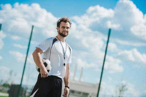 Árbitro com bola de futebol — Fotografia de Stock