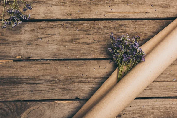 Fleurs sèches avec papier artisanal — Photo de stock