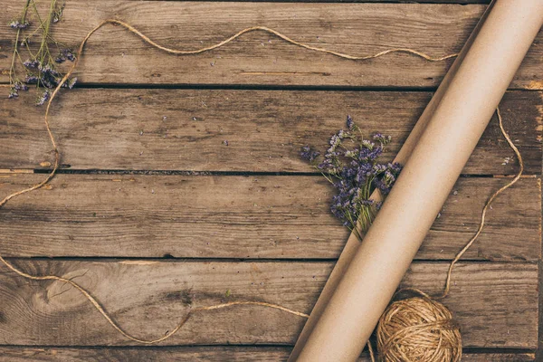 Fleurs sèches avec papier artisanal — Photo de stock