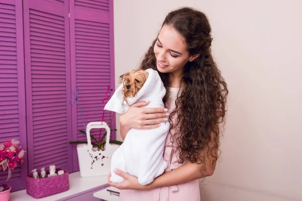 Mulher segurando cão após o banho — Fotografia de Stock