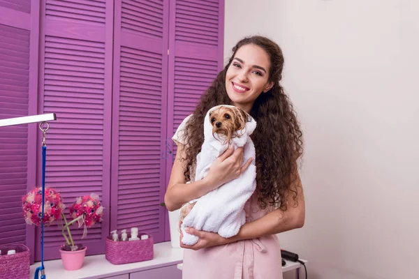 Donna che tiene cane dopo il bagno — Foto stock