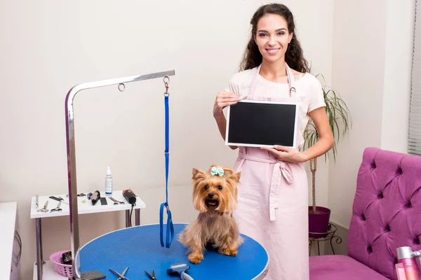 Groomer and dog with blank board — Stock Photo