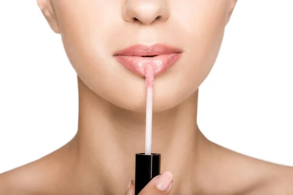 Frau trägt Lipgloss auf — Stockfoto