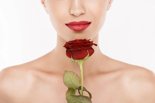 Donna con rosa rossa — Foto stock