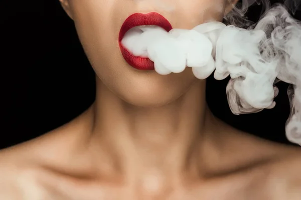 Mujer soplando humo - foto de stock