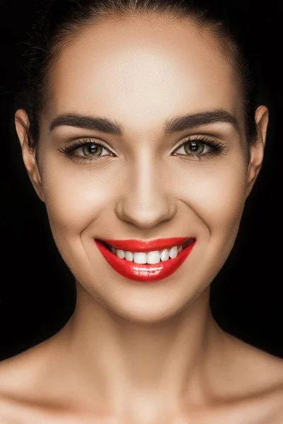 Belle femme aux lèvres rouges — Photo de stock