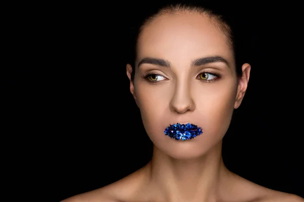 Mujer de moda con destellos en los labios - foto de stock