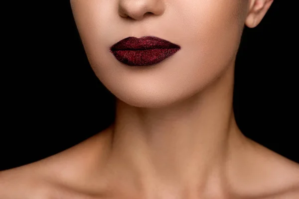 Femme à la mode avec des lèvres sombres — Photo de stock