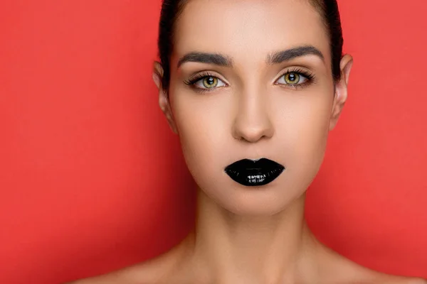 Donna alla moda con labbra nere — Foto stock