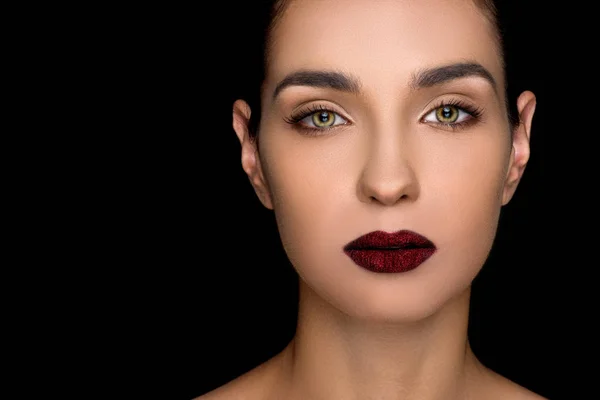 Femme à la mode avec des lèvres sombres — Photo de stock