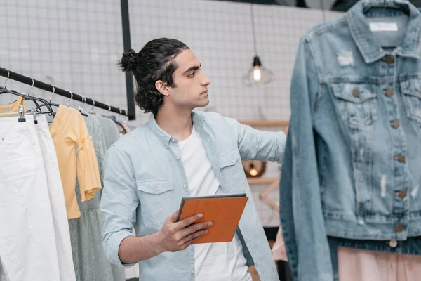 Propriétaire de boutique avec tablette numérique — Photo de stock