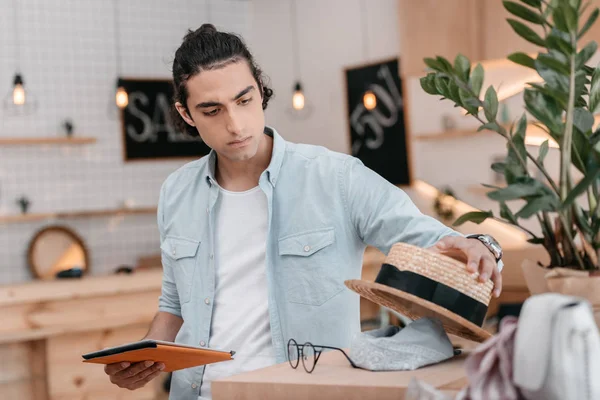 Propriétaire de boutique avec tablette numérique — Photo de stock