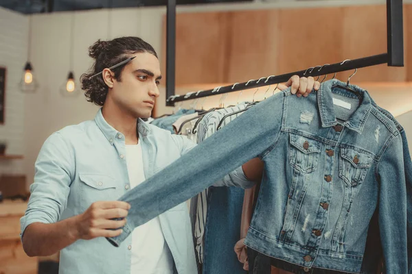 Man working in boutique — Stock Photo