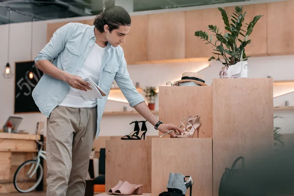 Homem trabalhando em boutique — Fotografia de Stock