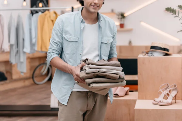 Man working in boutique — Stock Photo