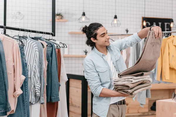 Mann arbeitet in Boutique — Stockfoto