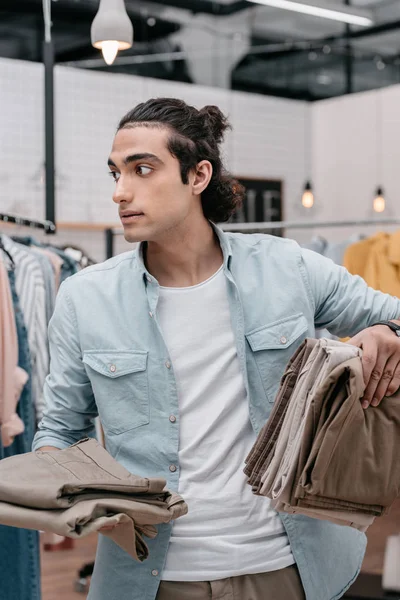 Hombre trabajando en boutique — Stock Photo