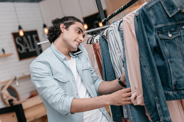 Mann arbeitet in Boutique — Stockfoto